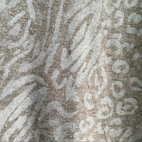 Jersey Top Blouse in Animal Print with Metallic Gold and Raglan Bat Half Sleeve - Picture 4 of 6